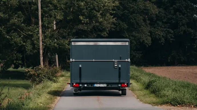 Spezialfahrzeug fährt auf einem schmalen Landweg.