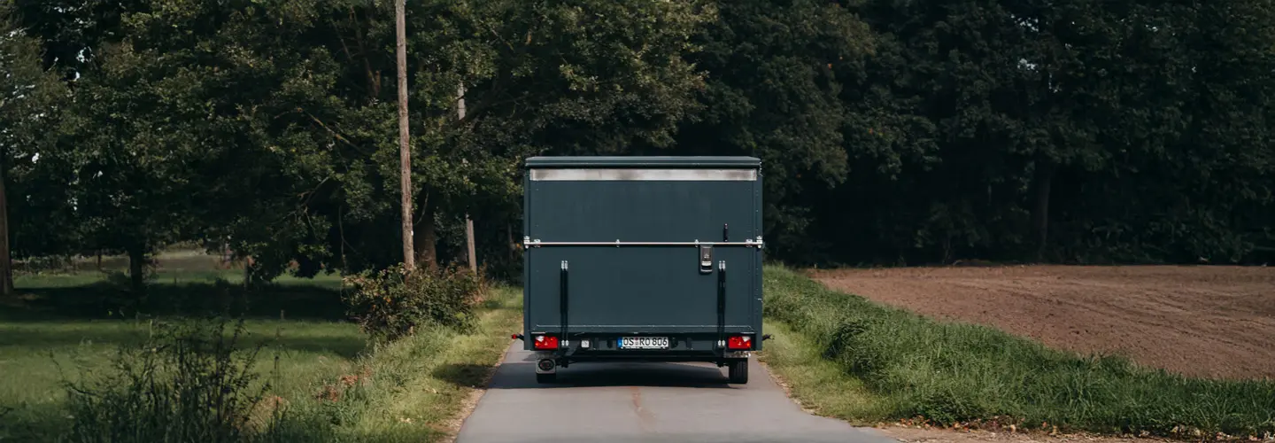 Spezialfahrzeug fährt auf einem schmalen Landweg.