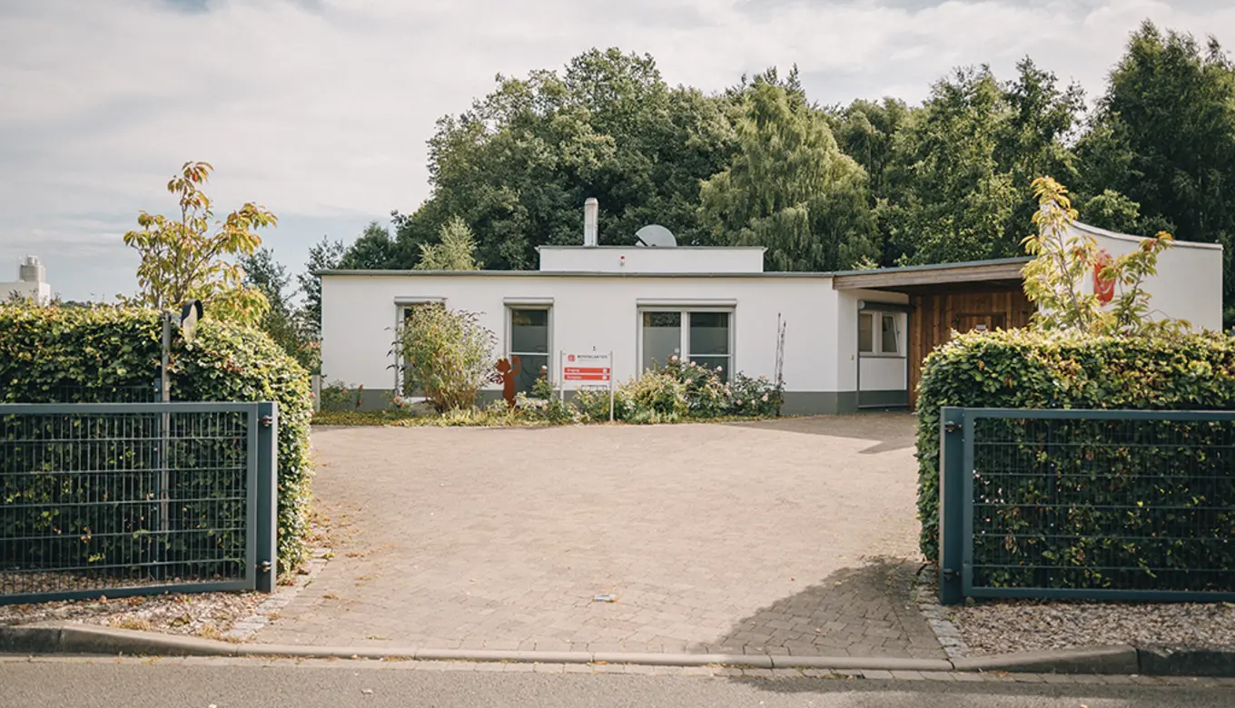 Einfühlsame Außenansicht der Einfahrt zum ROSENGARTEN-Tierkrematorium Pritzwalk.