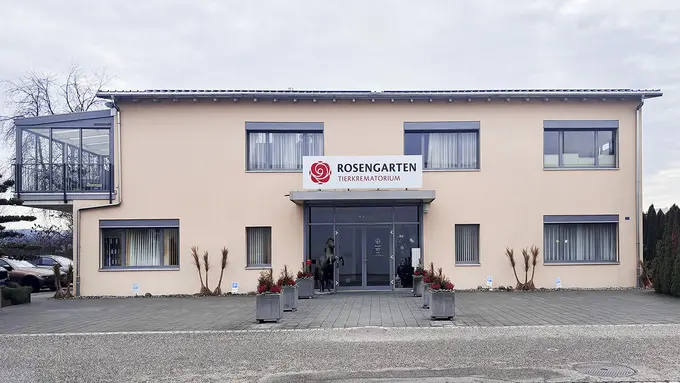 Aussenansicht / Eingang des ROSENGARTEN-Tierkrematorium Kirchberg