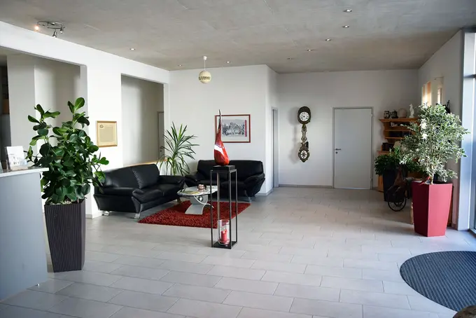 Heller, ruhiger Wartebereich für Tierhaltende mit Sitzgelegenheiten und Pflanzen – ein Ort der Stille und des Abschieds … im ROSENGARTEN-Tierkrematorium