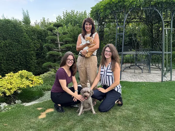 Foto der Familie Hartmann mit ihrem Hund.