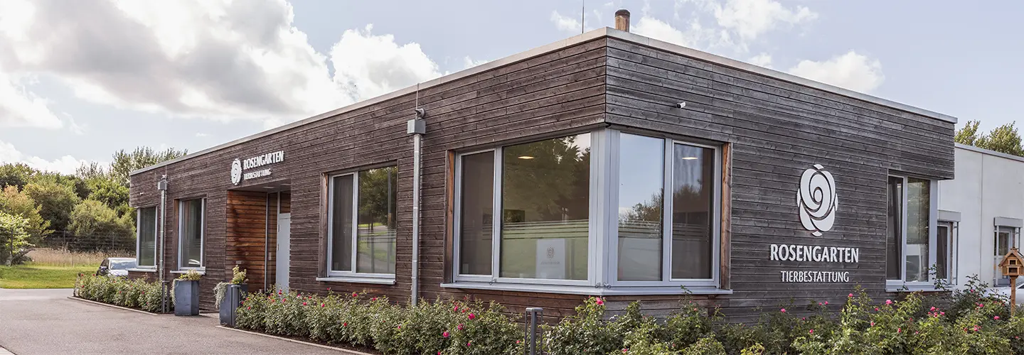 Ein stilvoll gestalteter Trauerraum mit warmen Farben und natürlicher Atmosphäre für Abschied und Erinnerung.