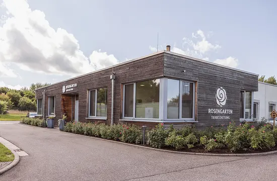 ROSENGARTEN Tierkrematorium Hunsrück – stilvolles Gebäude mit gepflegtem Außenbereich und Firmenfahrzeug.