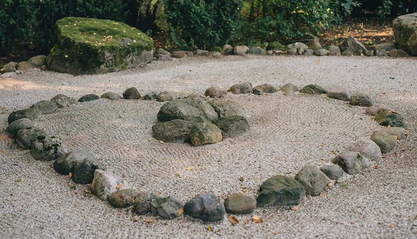 Liebevoll gestaltetes Streubeet in der Gartenanlage des ROSENGARTEN-Tierkrematoriums Pritzwalk.