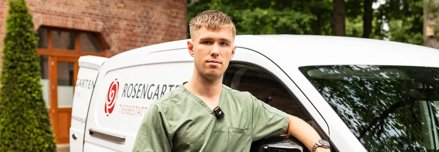 Luis Bauer steht am ROSENGARTEN-Firmenfahrzeug