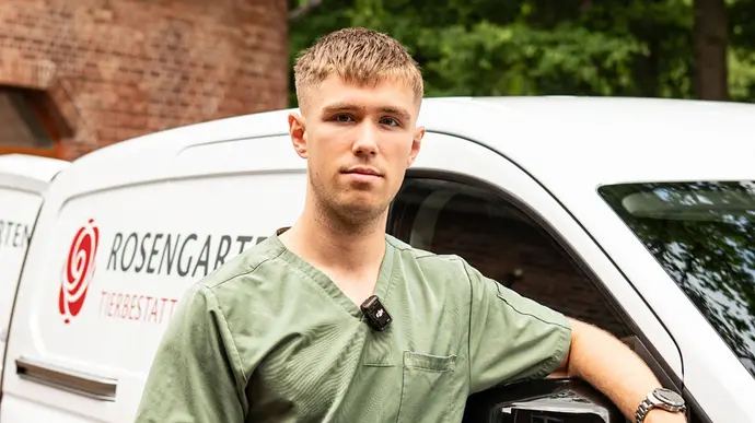Luis Bauer steht am ROSENGARTEN-Firmenfahrzeug