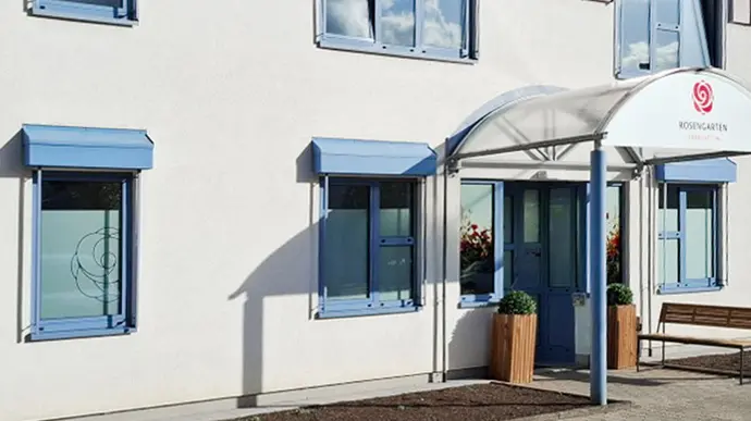 AUßenansicht eines Bürogebäudes der ROSENGARTEN-Tierbestattung.