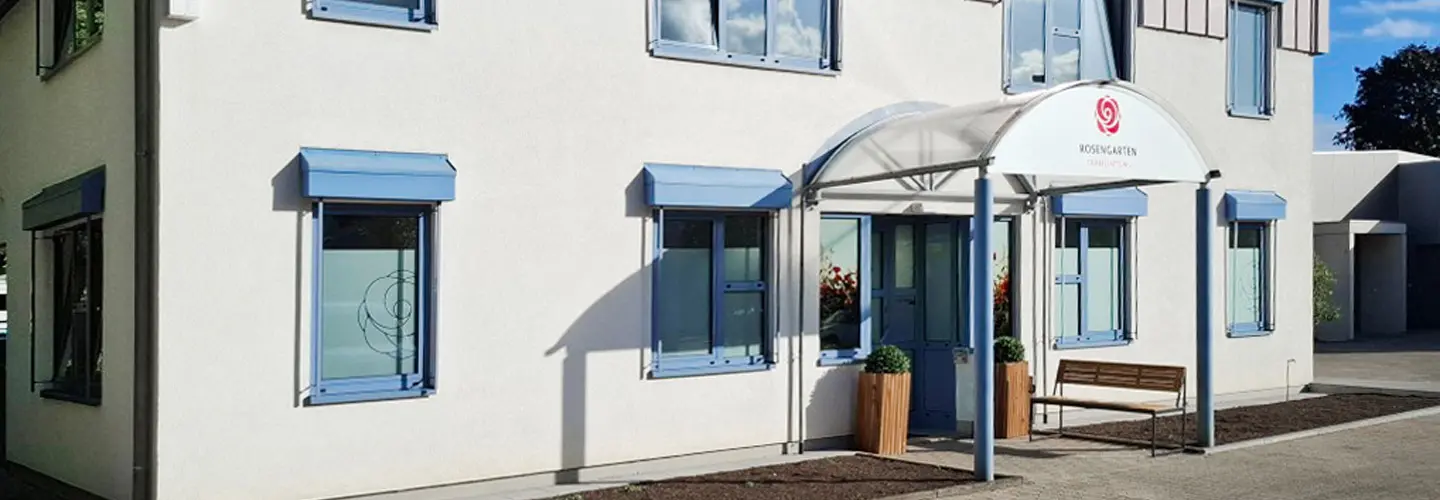 AUßenansicht eines Bürogebäudes der ROSENGARTEN-Tierbestattung.