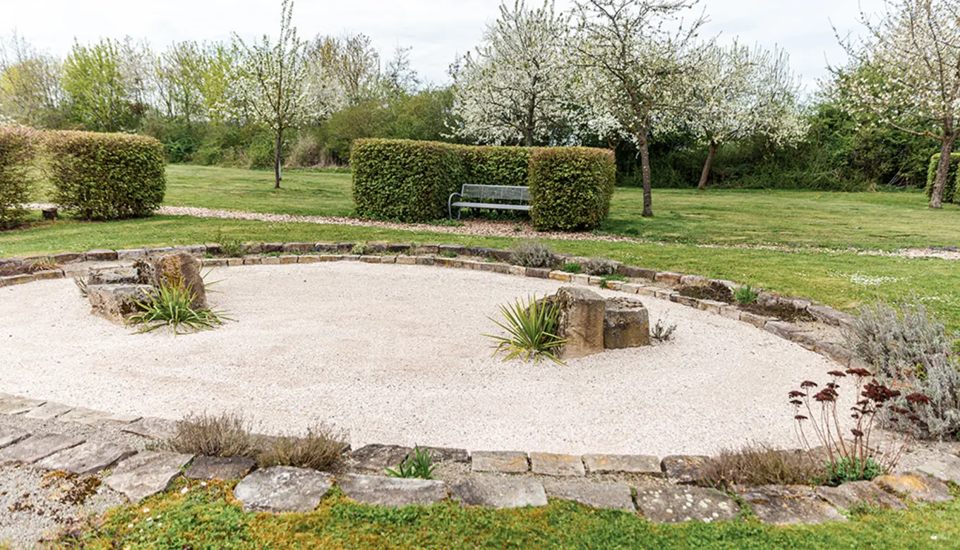 Ruhiges Streubeet im Garten des ROSENGARTEN-Tierkrematoriums Willebadessen.