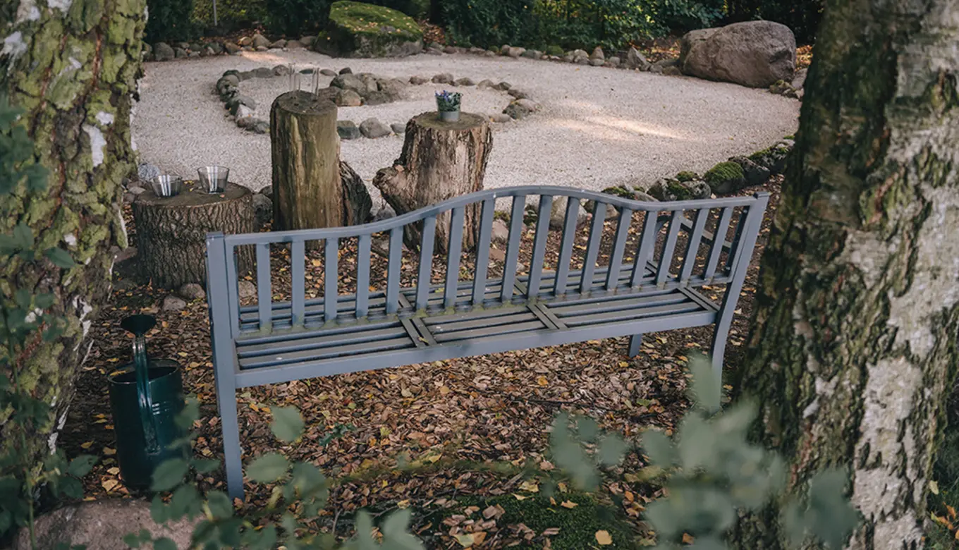Liebevoll gestaltetes Streubeet in der Gartenanlage des ROSENGARTEN-Tierkrematoriums Pritzwalk.