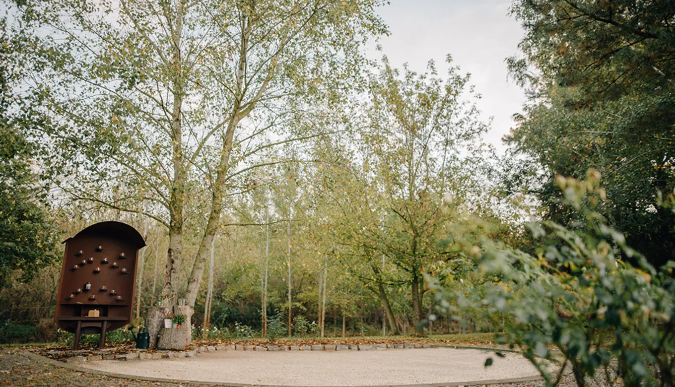 Miejsce pamięci po zwierzętach — ogród różany