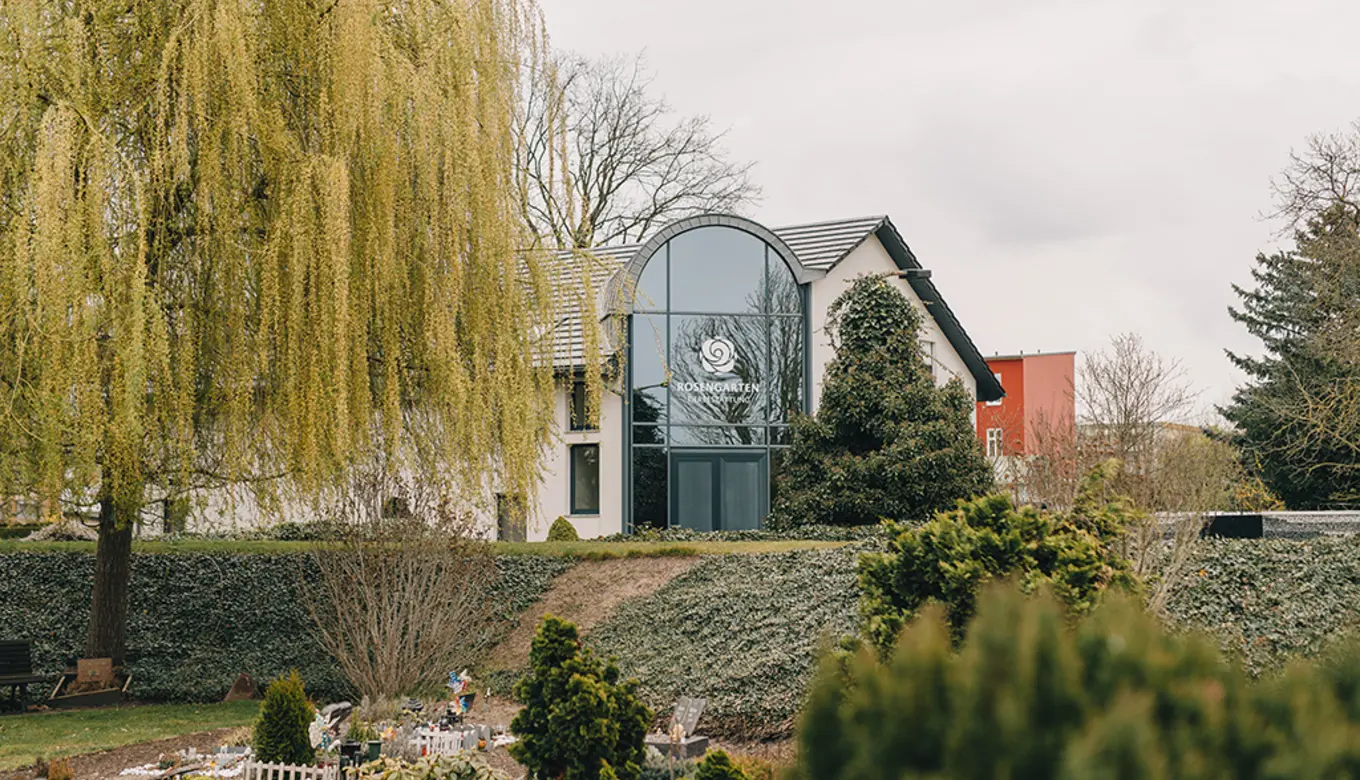Harmonische Außenansicht des Eingangs mit Garten im ROSENGARTEN-Tierkrematorium Teltow.