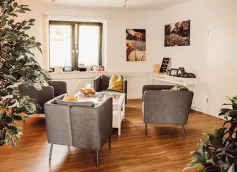 Warm eingerichtete Beratungsecke in der Filiale Pritwalk 