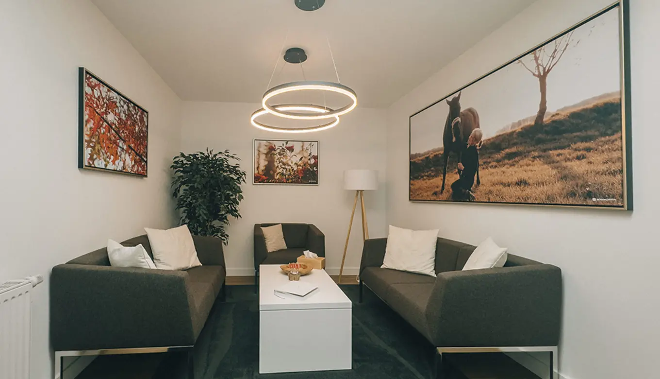 Ruhiger, tröstlicher Wartebereich im ROSENGARTEN-Tierkrematorium Pritzwalk.