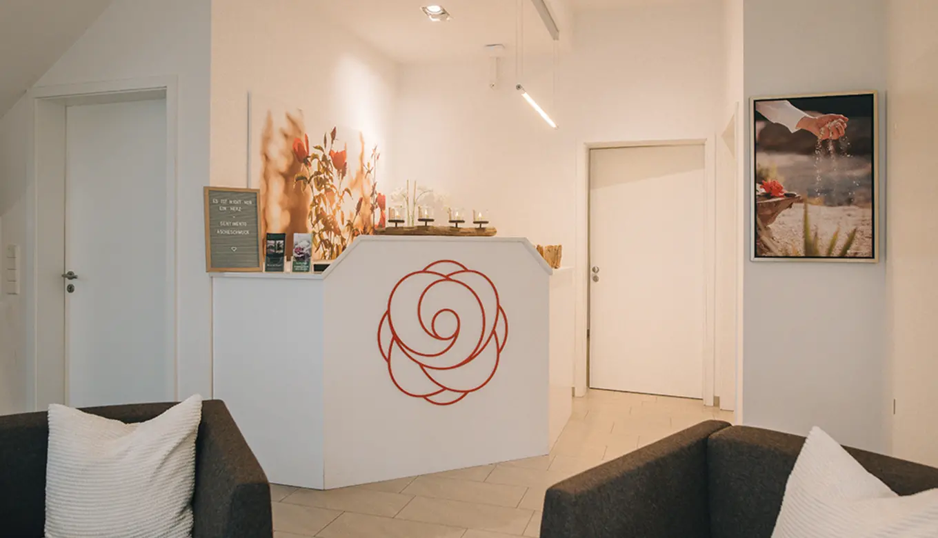 Herzlich gestalteter Empfangsbereich im ROSENGARTEN-Tierkrematorium Teltow.