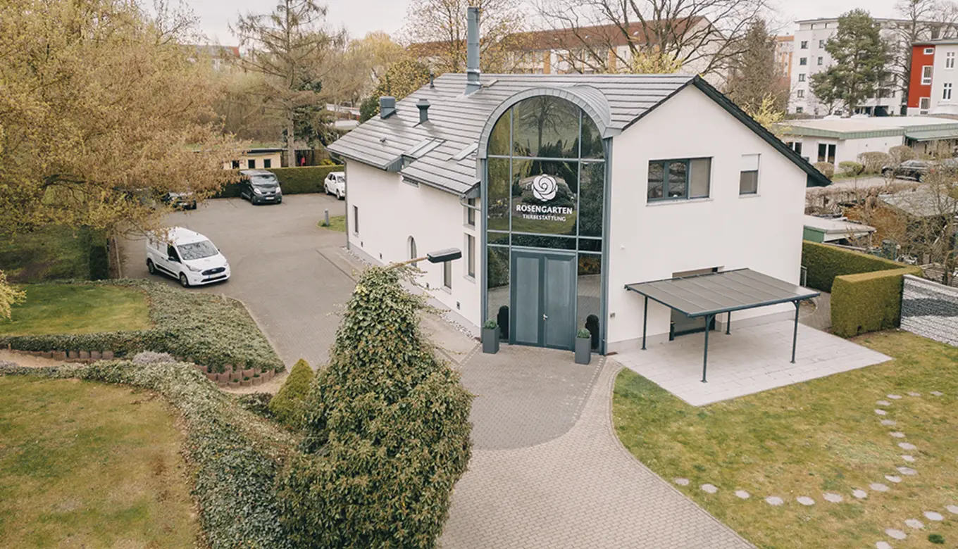 Einladende Außenansicht des Eingangs im ROSENGARTEN-Tierkrematorium Teltow.
