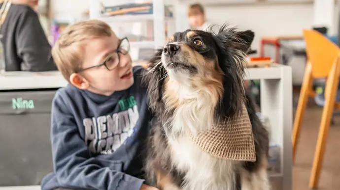 Förderschüler mit Assistenzhund im Klassenzimmer