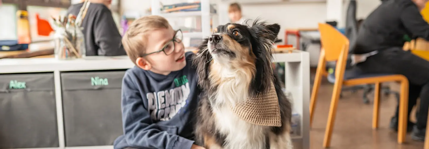Förderschüler mit Assistenzhund im Klassenzimmer