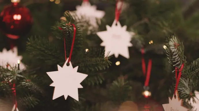 Geschmückte Tannenzweige zu Weihnachten.