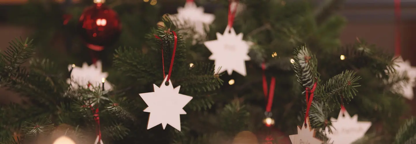 Geschmückte Tannenzweige zu Weihnachten.