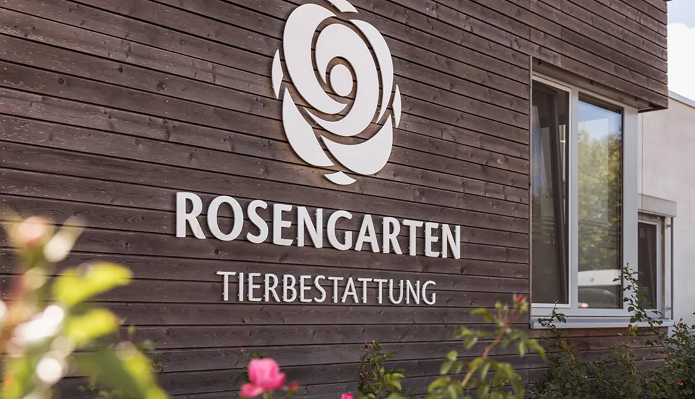 Holzfassade des ROSENGARTEN-Tierkrematoriums Hermeskeil mit Logo.