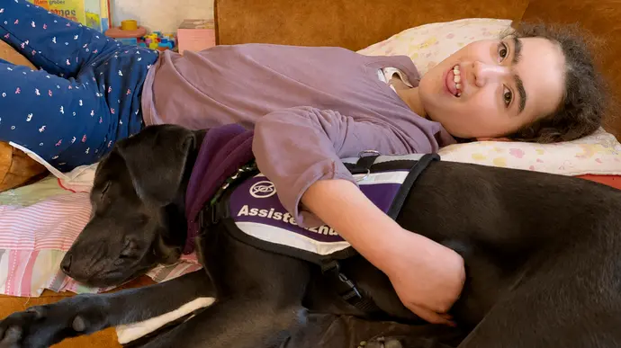 Epilepsieanzeigehund unterstützt Aurora im Alltag und bei gesundheitlichen Notfällen