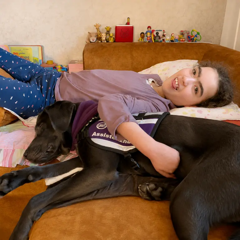 Epilepsieanzeigehund unterstützt Aurora im Alltag und bei gesundheitlichen Notfällen