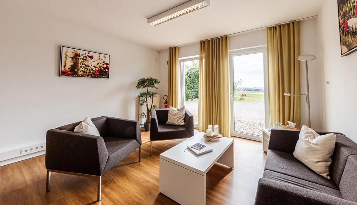 Tröstlicher Kundenbereich für Tierhalter im ROSENGARTEN-Tierkrematorium Willebadessen.