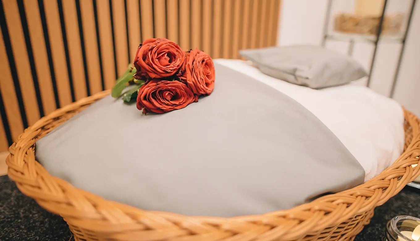 Sanft gestaltete Aufbahrung im ROSENGARTEN-Tierkrematorium Teltow.