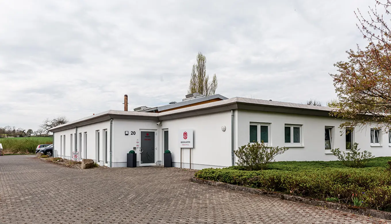 Einladende Außenansicht des Gebäudes im ROSENGARTEN-Tierkrematorium Willebadessen.