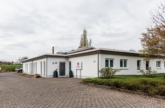 Einladende Außenansicht des Gebäudes im ROSENGARTEN-Tierkrematorium Willebadessen.