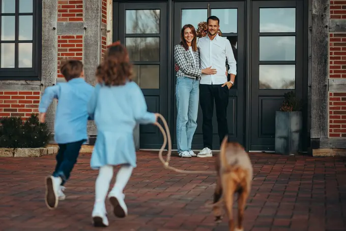 Foto der Geschäftsführer gemeinsam mit Kindern und Hund