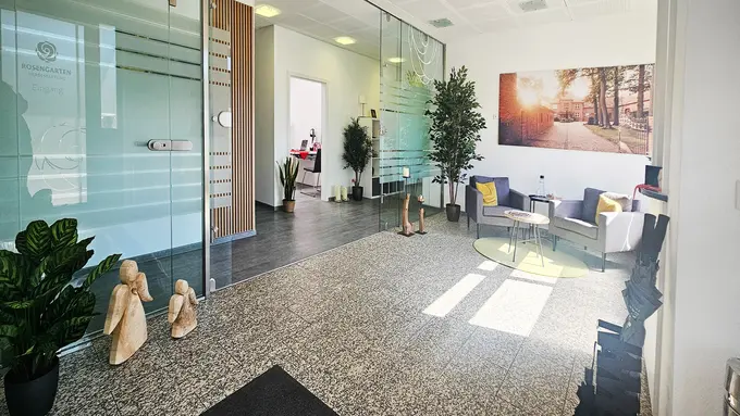 Heller, ruhiger Empfangsbereich der ROSENGARTEN-Tierbestattung Trier
