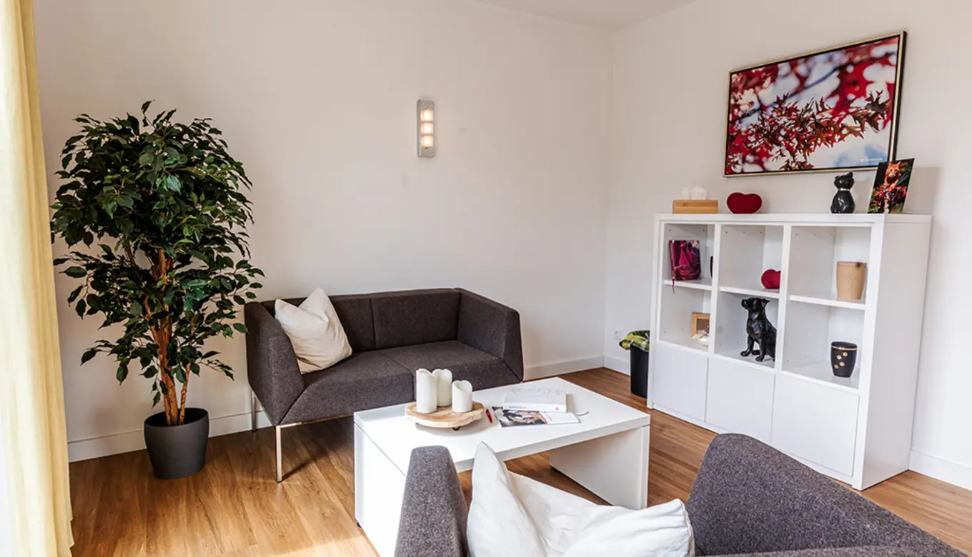 Beruhigender Wartebereich für Tierhalter im ROSENGARTEN-Tierkrematorium Willebadessen.