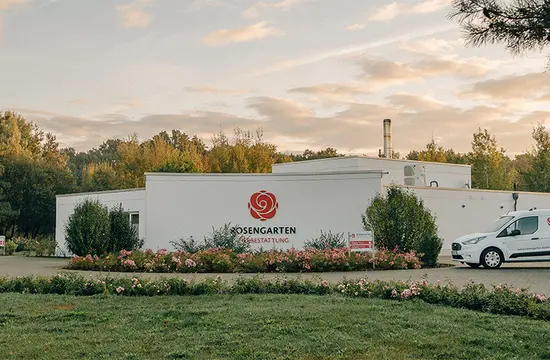 Das **ROSENGARTEN Tierkrematorium Spreewald** inmitten grüner Natur, umgeben von Blumen und Bäumen.