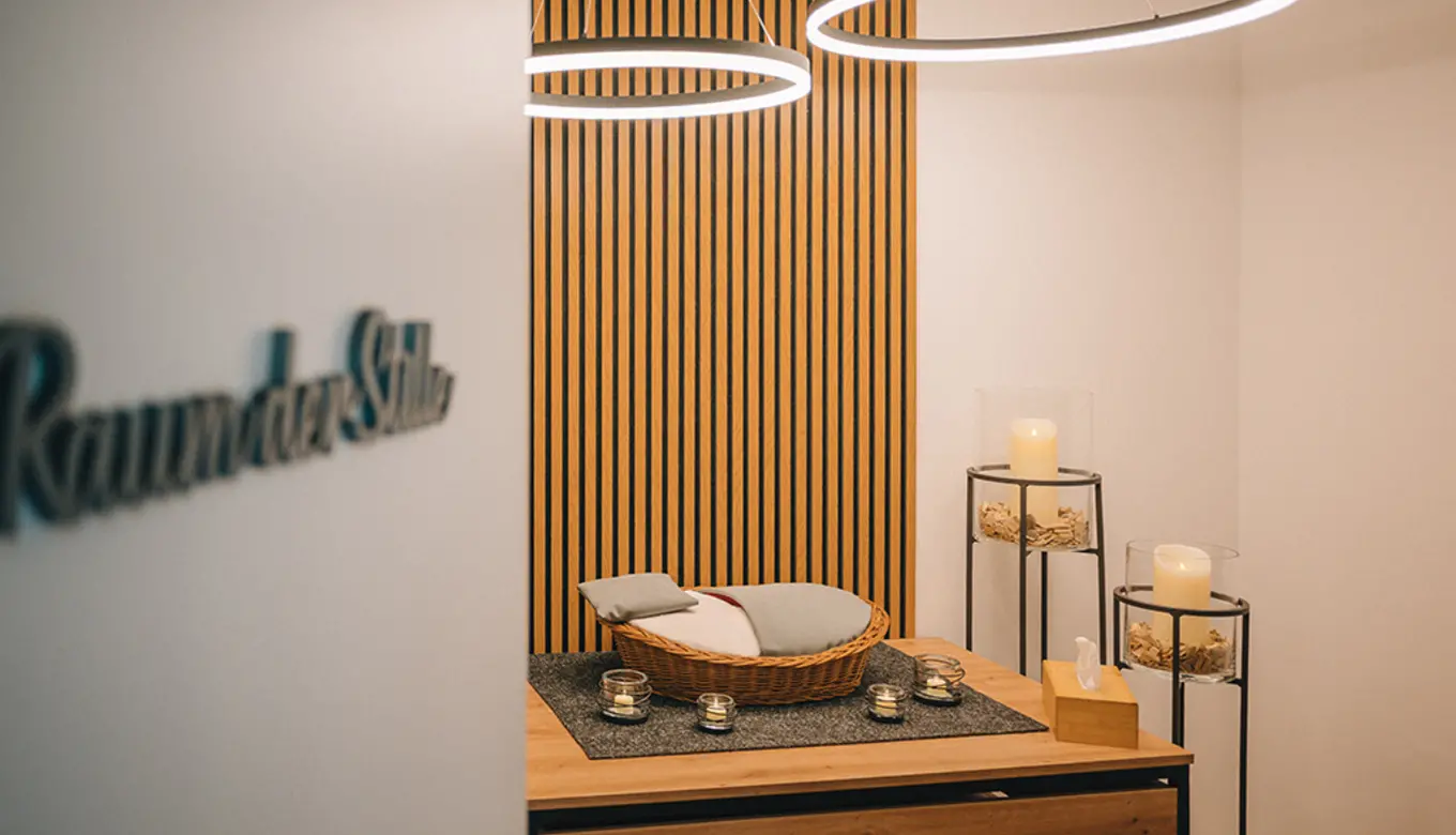 Sanft kerzenbeleuchtete Aufbahrung im ROSENGARTEN-Tierkrematorium Pritzwalk