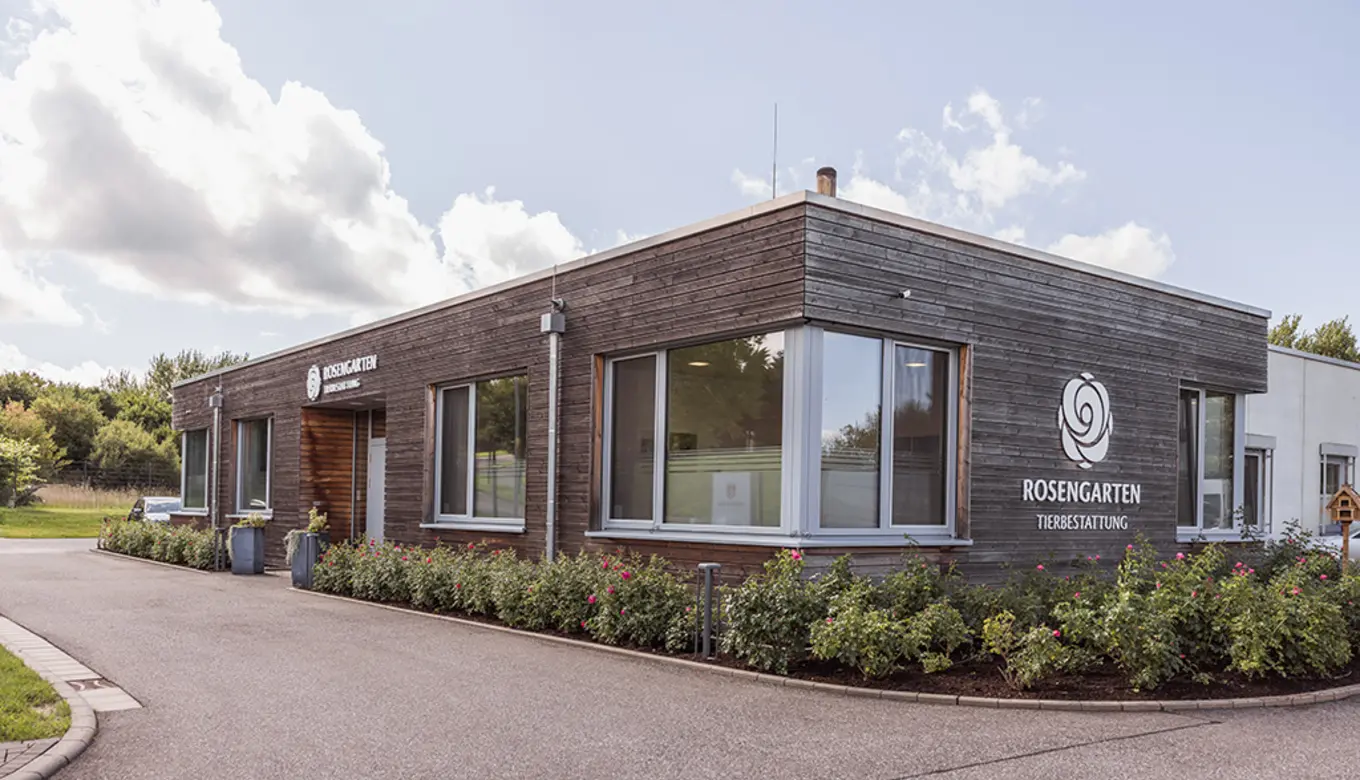 Außenansicht des ROSENGARTEN-Tierkrematoriums in der Totalen