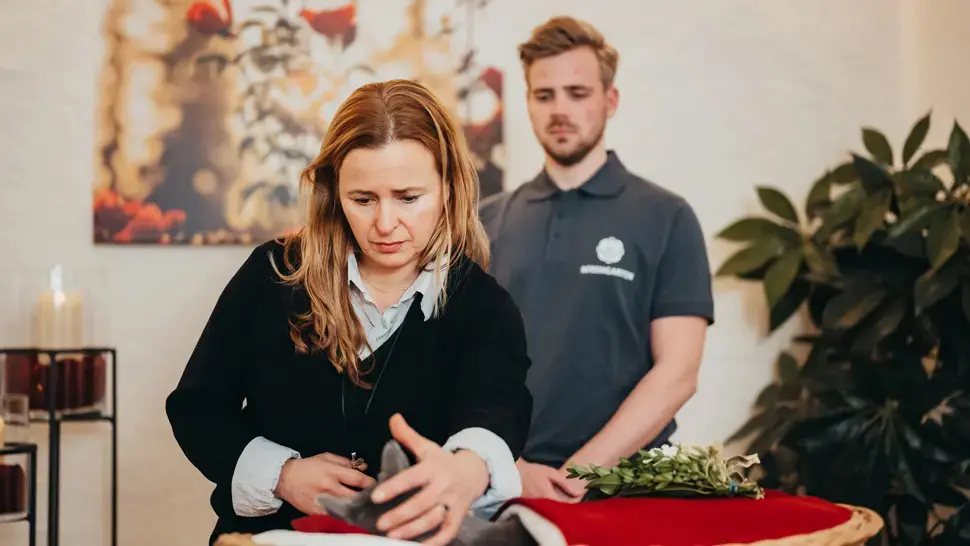 Ehepaar befindet sich im Raum der Stille im Kleintierkrematorium in Badbergen.