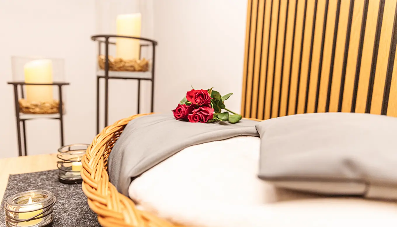 Sanft gestaltete Aufbahrung im ROSENGARTEN-Tierkrematorium Willebadessen.