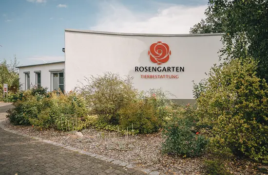 ROSENGARTEN Tierkrematorium Prignitz – moderne Anlage in grüner Umgebung für würdevolle Tierbestattungen.