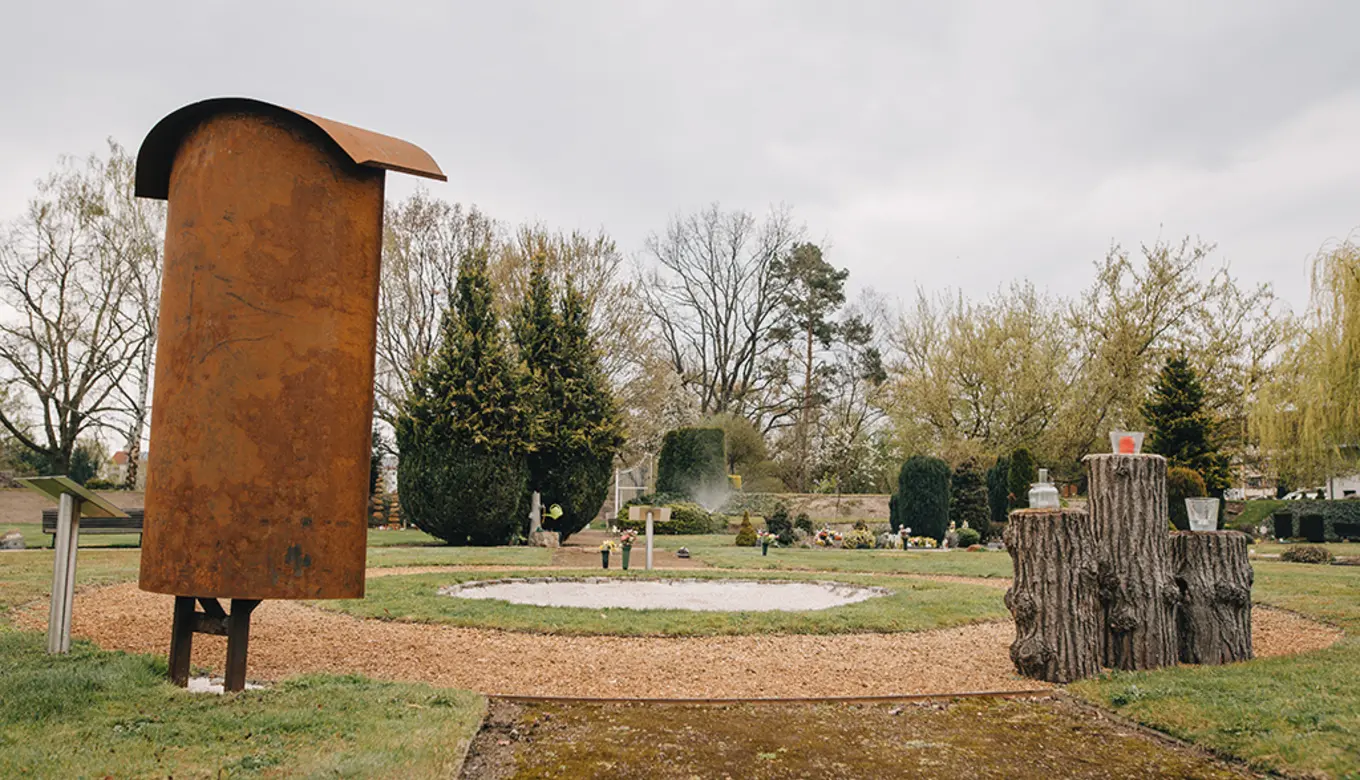 Ruhiges Streubeet zum Gedenken im ROSENGARTEN-Tierkrematorium Teltow.