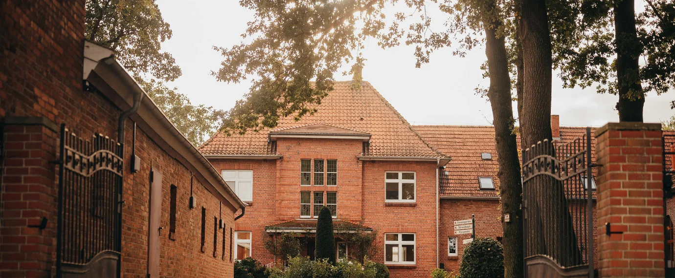 Einfahrt des Hauptgebäudes der ROSENGARTEN Tierbestattung