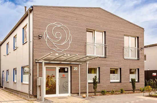 Außenansicht des modernen Gebäudes der ROSENGARTEN Tierbestattung in Bedburg.