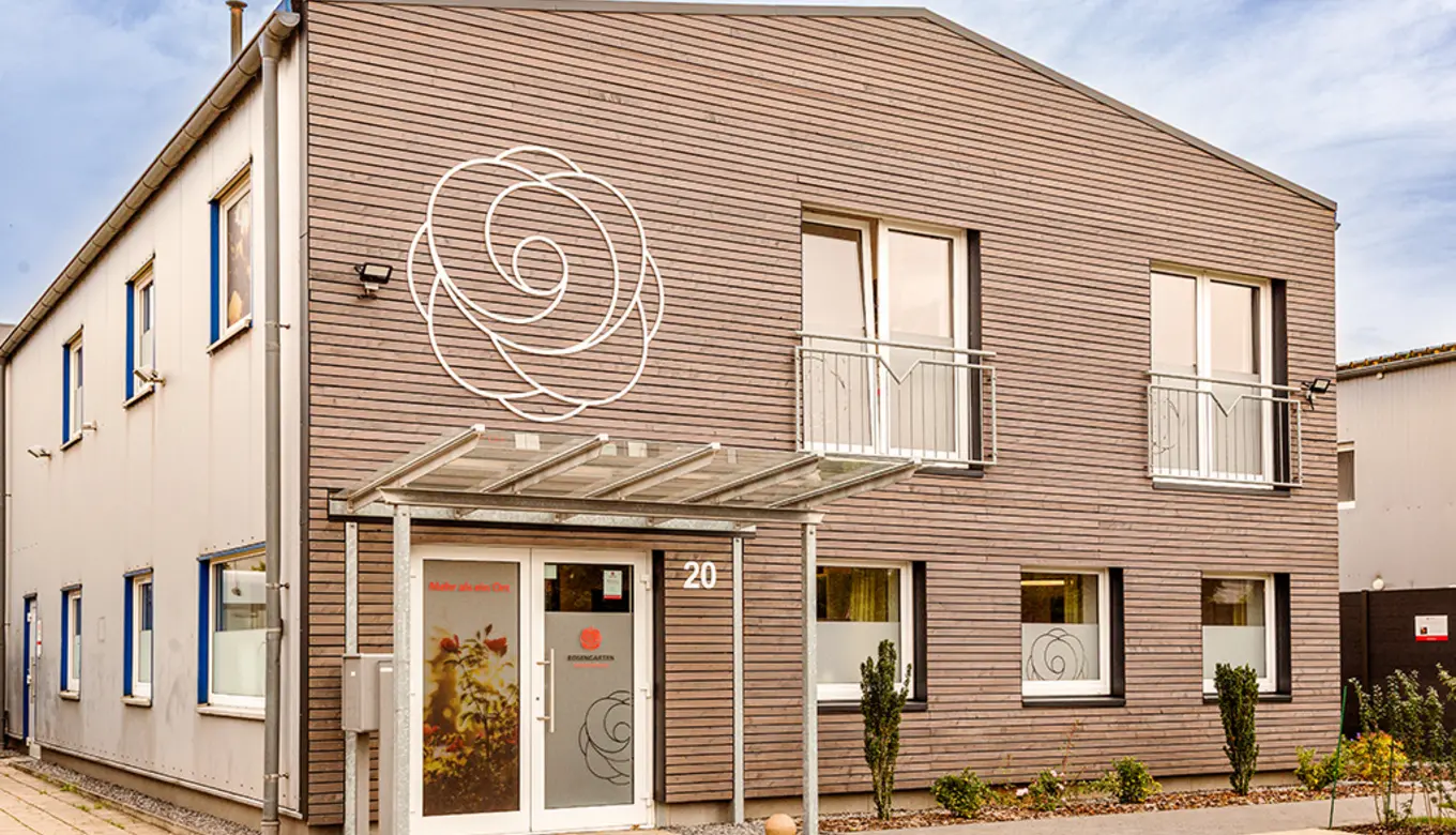 Außenansicht des modernen Gebäudes der ROSENGARTEN Tierbestattung in Bedburg.