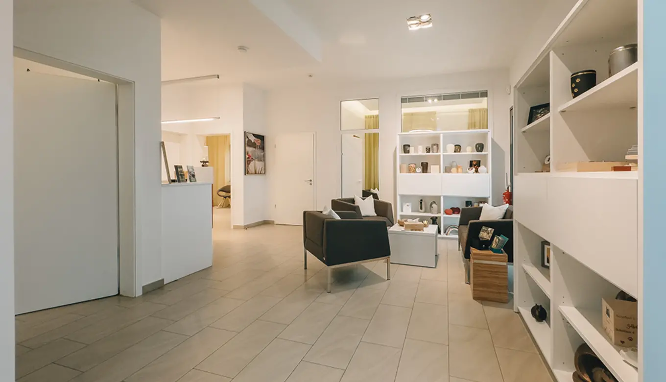 Beruhigender Wartebereich für Tierhalter im ROSENGARTEN-Tierkrematorium Teltow.