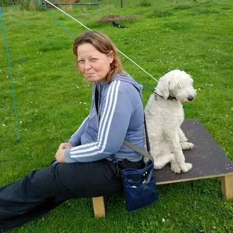 Nicole und Diabeteswarnhund Blue bei der gemeinsamen Ausbildung zum Assistenzhundeteam.
