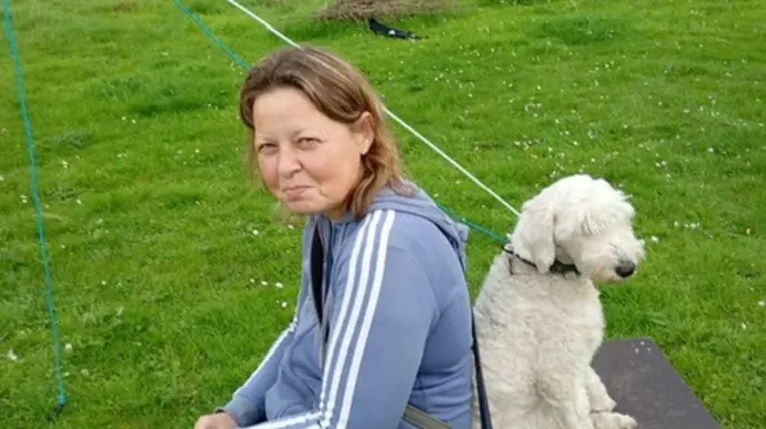 Nicole und Diabeteswarnhund Blue bei der gemeinsamen Ausbildung zum Assistenzhundeteam.