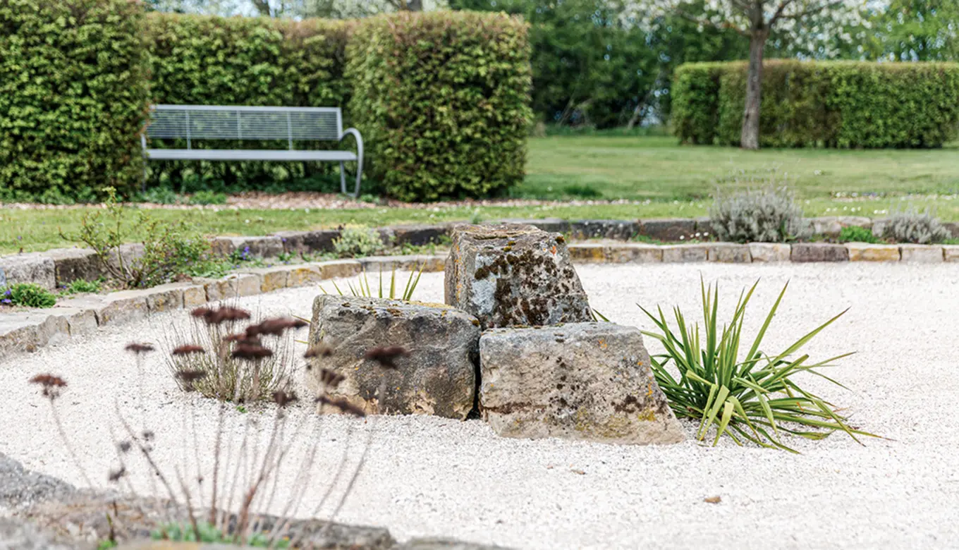 Ruhiges Streubeet im Garten des ROSENGARTEN-Tierkrematoriums Willebadessen.