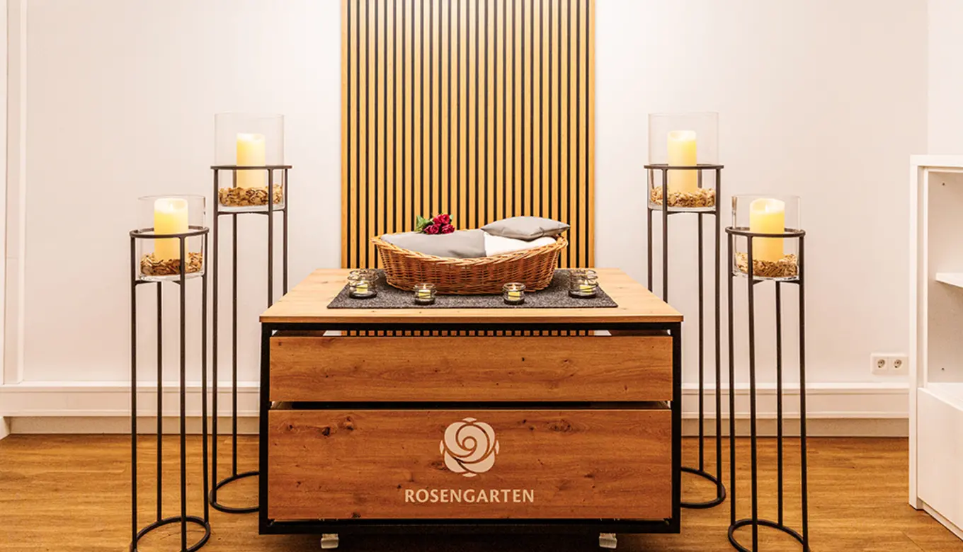 Warm kerzenbeleuchtete Aufbahrung im ROSENGARTEN-Tierkrematorium Willebadessen.